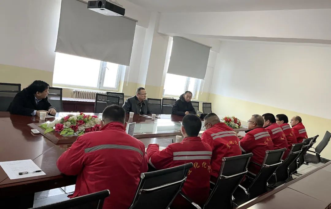 化機公司黨委書記、董事長、總經(jīng)理楊中澤一行到新疆項目部現(xiàn)場辦公(圖1) 圖片