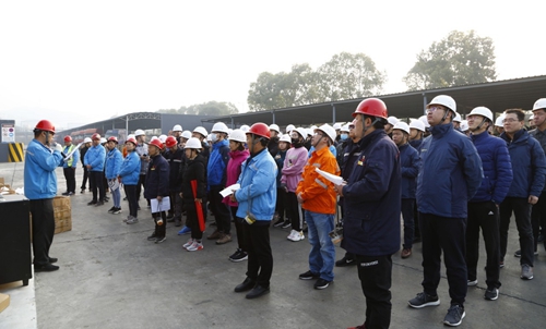 熱火朝天！集團總部140余人到股份公司氯堿分廠開展勞動(圖1)