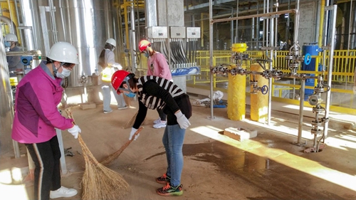 感受工程氛圍參與工程建設(shè) 集團(tuán)總部機(jī)關(guān)干部到新材料公司現(xiàn)場(chǎng)勞動(dòng)(圖2)