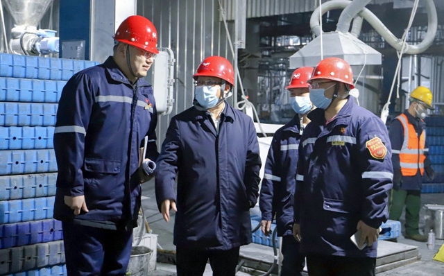 王大真除夕當天到松滋肥業、楚星公司和研發中心走訪慰問(圖2) 王大真除夕當天到松滋肥業、楚星公司和研發中心走訪慰問(圖2)