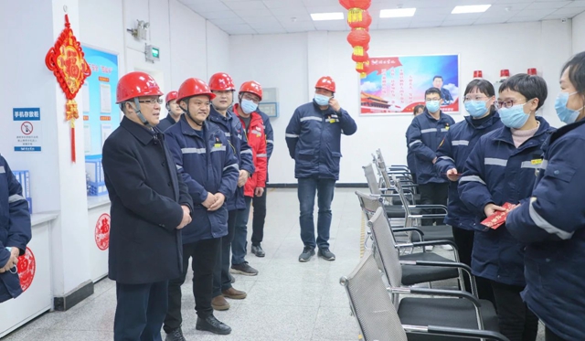 大年初一,王大真到田家河新項(xiàng)目和分子公司走訪慰問(圖6) 大年初一,王大真到田家河新項(xiàng)目和分子公司走訪慰問(圖6)