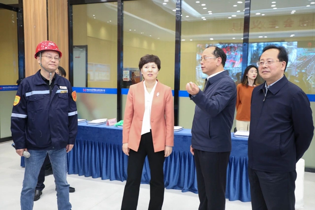 烏海市委副書記、市長崔景英一行到宜化集團調研(圖1)