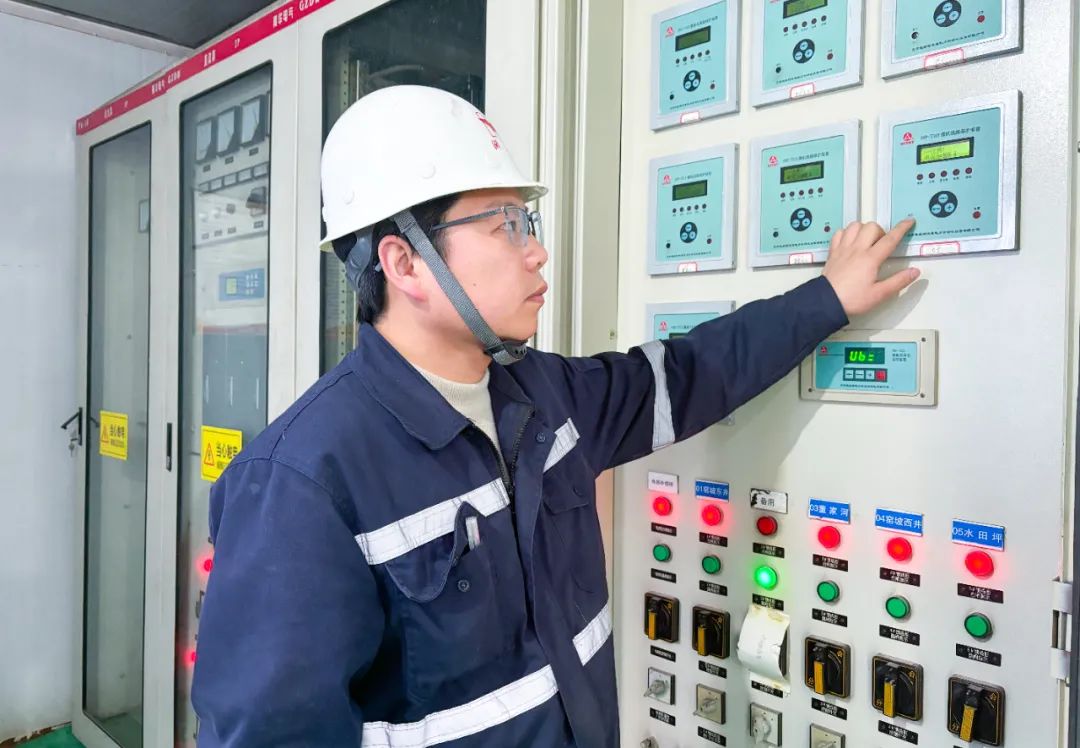 宜化礦業(yè)郭倉(cāng)?。簼M(mǎn)腔熱愛(ài)向機(jī)電，一片初心為礦山(圖3)