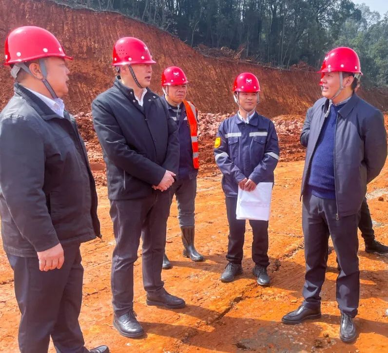 宜昌市國(guó)資委黨委書記、主任黃智華一行到楚星公司搬遷升級(jí)改造項(xiàng)目現(xiàn)場(chǎng)調(diào)研(圖2)