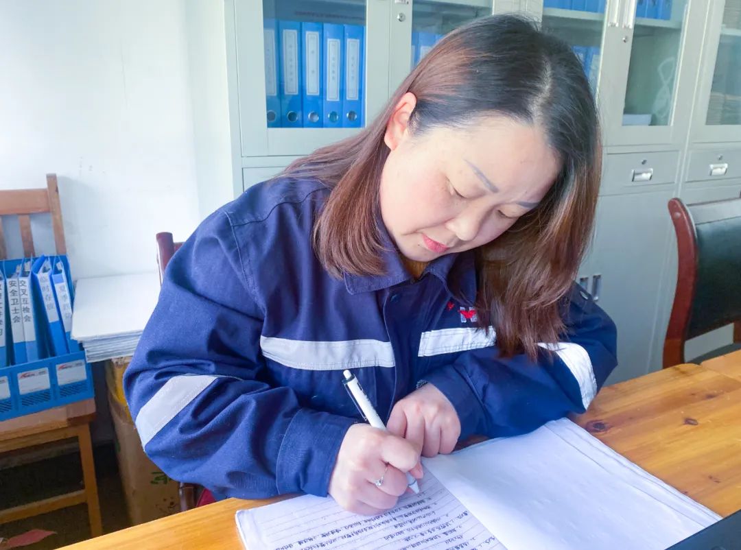 【宜化榜樣】宜化礦業(yè)黃小燕:礦山里的“黃督督”,安全上的內(nèi)當(dāng)家(圖5) 【宜化榜樣】宜化礦業(yè)黃小燕:礦山里的“黃督督”,安全上的內(nèi)當(dāng)家(圖5)