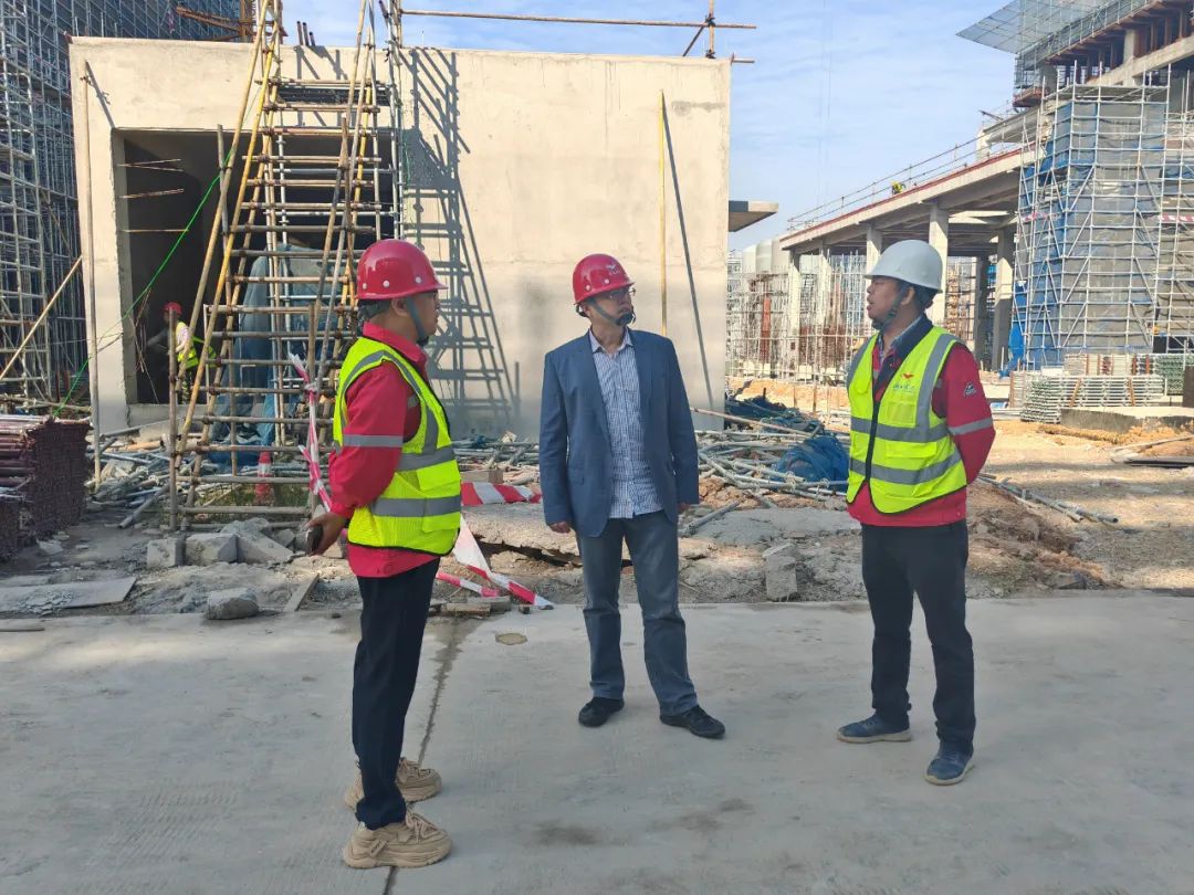 化機(jī)公司黨委書記、董事長、總經(jīng)理?xiàng)钪袧傻巾?xiàng)目現(xiàn)場(chǎng)檢查工作(圖2)