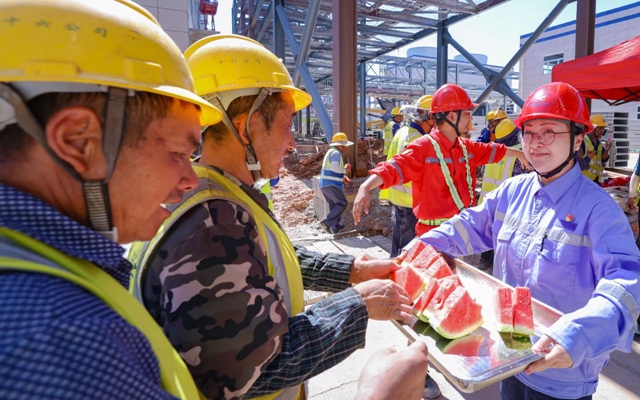 酷暑送清涼，關(guān)懷沁人心！宜化田家河園區(qū)全力保障職工高溫作業(yè)安全(圖1)