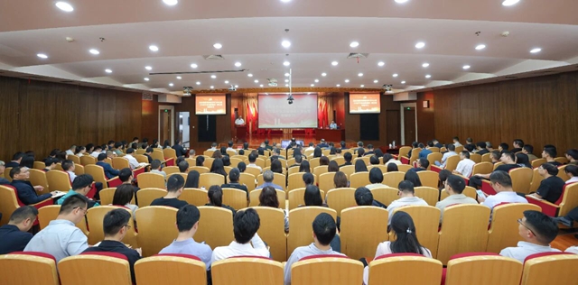 宜化集團黨委理論學習中心組舉行集體（擴大）學習(圖1)