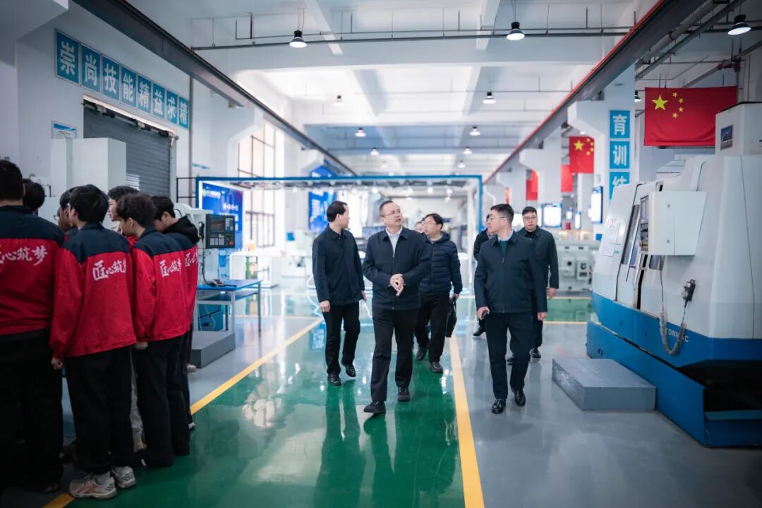 宜化化機(jī)黨委書(shū)記、董事長(zhǎng)、總經(jīng)理?xiàng)钪袧色@聘三峽職院“湖北產(chǎn)業(yè)教授”(圖5)