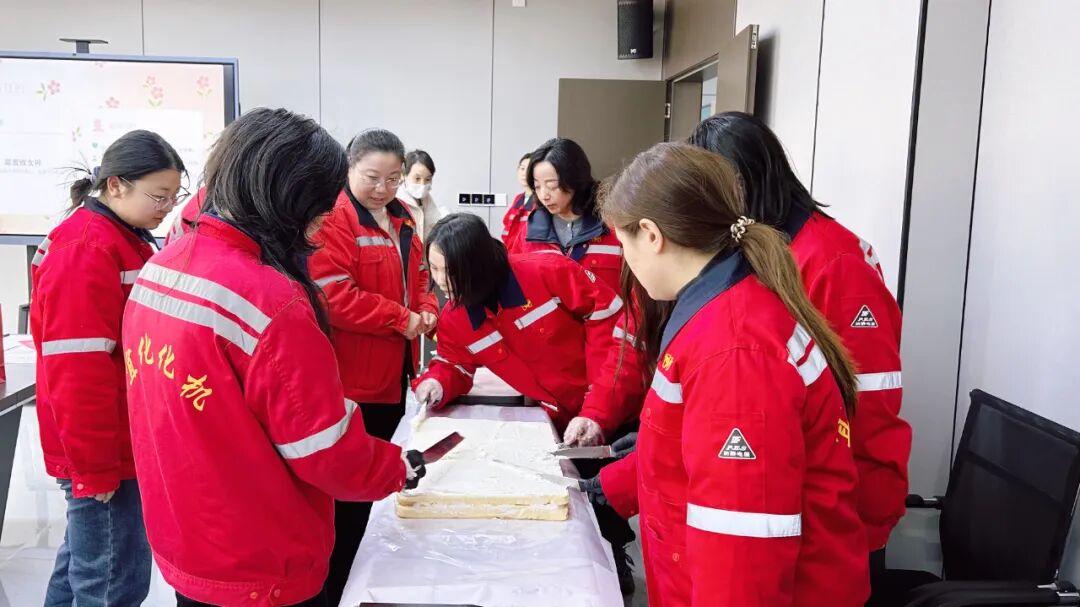 巾幗綻芳華 甜蜜致女神，宜化化機(jī)開(kāi)展“三八”婦女節(jié)蛋糕DIY活動(dòng)(圖5)