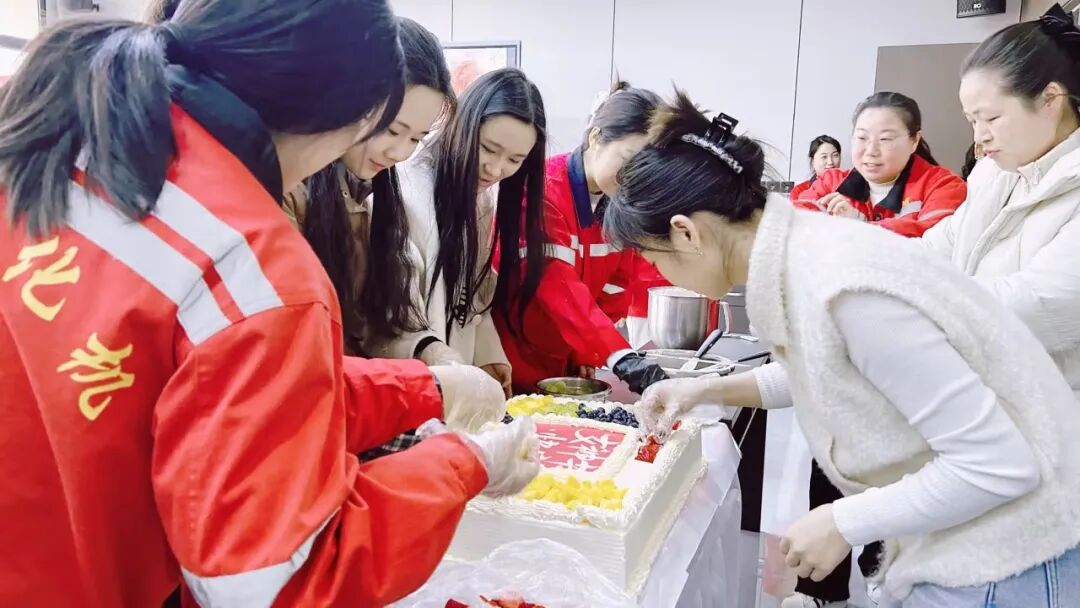 巾幗綻芳華 甜蜜致女神，宜化化機(jī)開(kāi)展“三八”婦女節(jié)蛋糕DIY活動(dòng)(圖6)