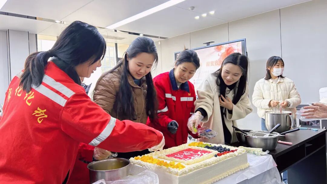 巾幗綻芳華 甜蜜致女神，宜化化機(jī)開(kāi)展“三八”婦女節(jié)蛋糕DIY活動(dòng)(圖7)