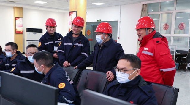 王大真除夕當天到松滋肥業、楚星公司和研發中心走訪慰問