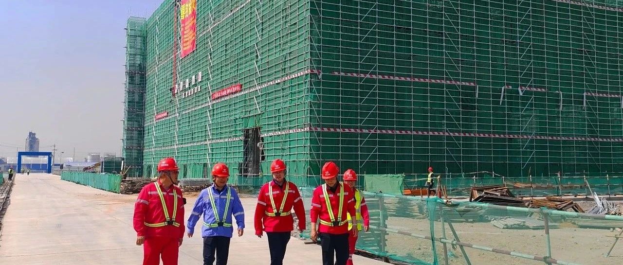 化機公司黨委書記、董事長、總經理楊中澤到內蒙季戊四醇項目現場辦公